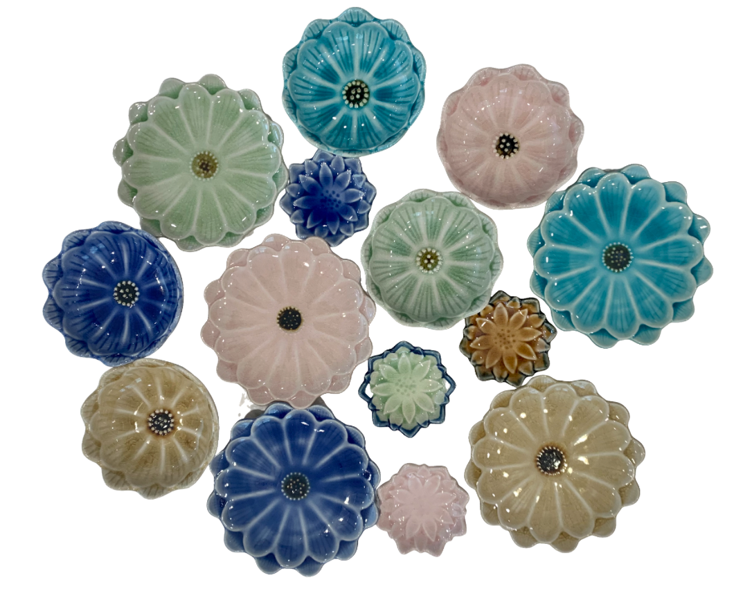 Minoyaki ware chopstick rest - flower series (4 colors)